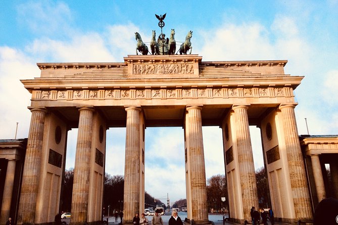 Welcome/Farewell SightseeingTaxi Tour +Transfer from/to the airport - The Wall, the Palace of Tears, and Berlin’s divided past